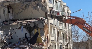 Depremzede canı pahasına eşyasını kurtarmaya çalıştı