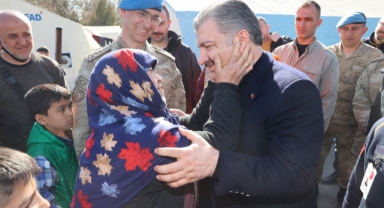 Depremzede yaşlı kadın Bakan Koca'nın boynuna sarılıp teşekkür etti