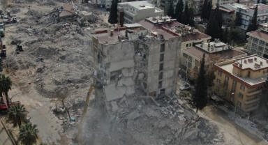 Kahramanmaraş'ta ağır hasarlı binaların yıkımı sürüyor