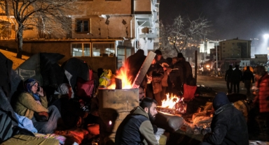 Kahramanmaraş'ta gece boyunca vatandaşlar enkaz başında bekledi