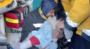 Masal bebek, 44 saat sonra enkazdan sağ çıkarıldı