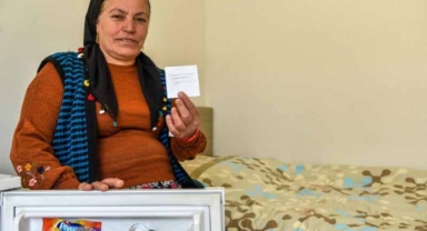 Öğrenciler 'yiyebilirsiniz' notuyla bıraktı, depremzede aile yemeye 'kıyamadı'