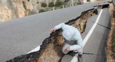 Yollar ikiye ayrıldı. Dev yarıklar oluştu