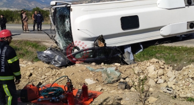 Alman turistleri taşıyan midibüs otomobili ezdi: 1 ölü 24 yaralı