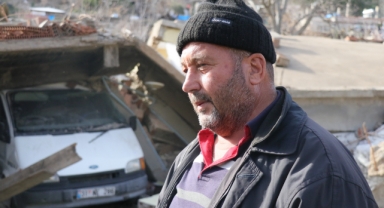 Depremde yıkılan evden betonları tutan traktör ve minibüs sayesinde kurtuldular