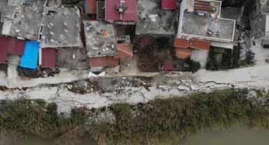 Evlerin yakınında bulunan yol depremde çöktü