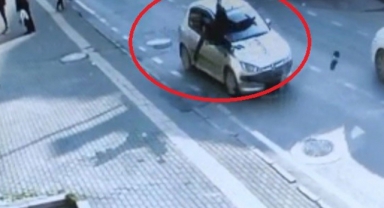 Otomobilin çarptığı adam metrelerce savruldu