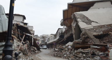 Tarihi Demirciler Çarşısı da depremde ağır hasar aldı