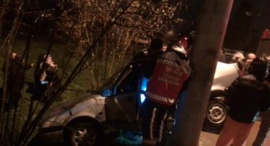 Sakarya'da otomobil beton direğe çarptı; 4 yaralı