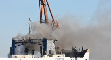 Samsun Limanı'nda kuru yük gemisi yanıyor