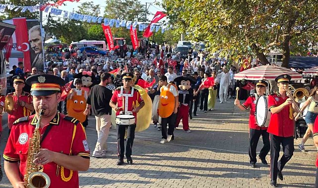 Yeşilçomlu Kavun Festivali bölge üreticisine pazar oluşturuyor