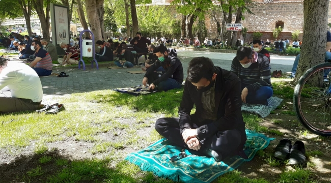 Afyonkarahisar'da Ramazan ayının son cuma namazı kılındı