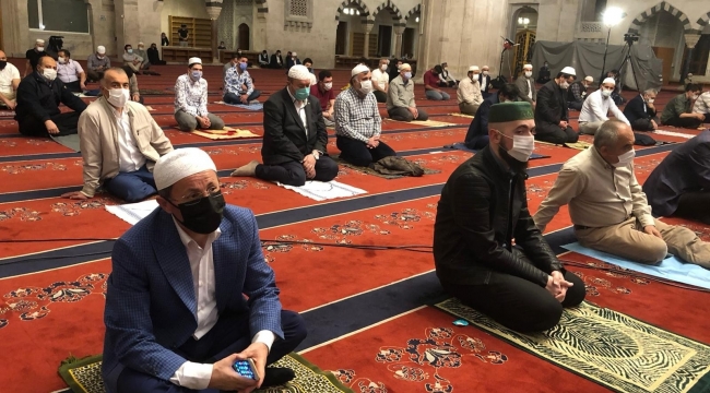 Ankara Kocatepe Camisi'nde Kadir Gecesi sosyal mesafe ile idrak edildi