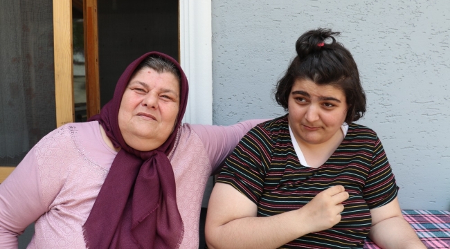 Annesi terk etti