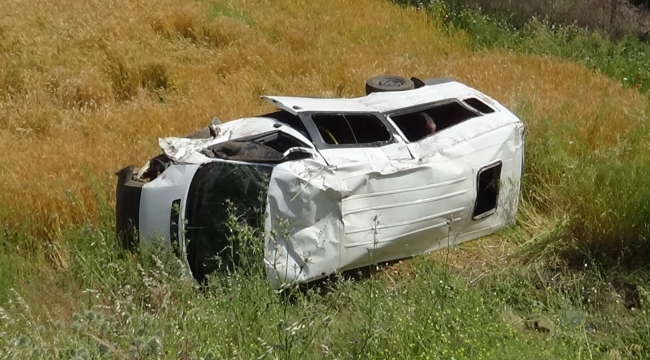 Askerleri taşıyan minibüs devrildi: 3 yaralı
