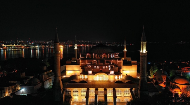 Ayasofya Camii Kadir Gecesi'nde mahya ile buluştu