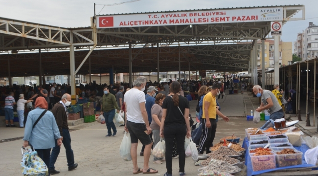 Ayvalık'ta halk pazaryerlerine koştu