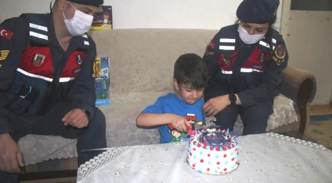 Babası Şırnak'ta asker olan çocuğa jandarmadan doğum günü sürprizi