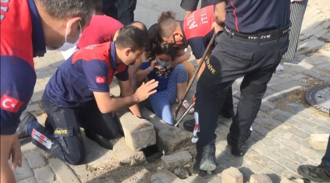 Bacağı rögar mazgalına sıkışan çocuğu itfaiye kurtardı