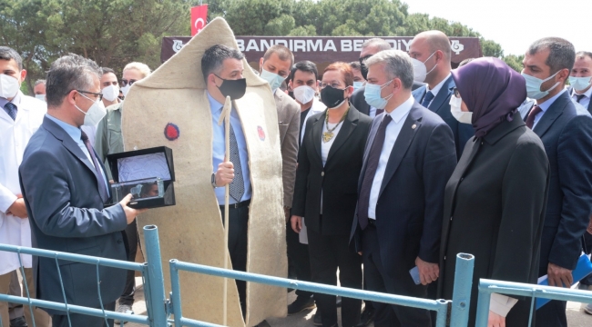 Bakan Pakdemirli kepenek giydi
