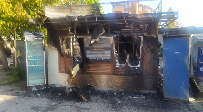 Bakırköy'de İBB'ye ait büfe alev alev yandı
