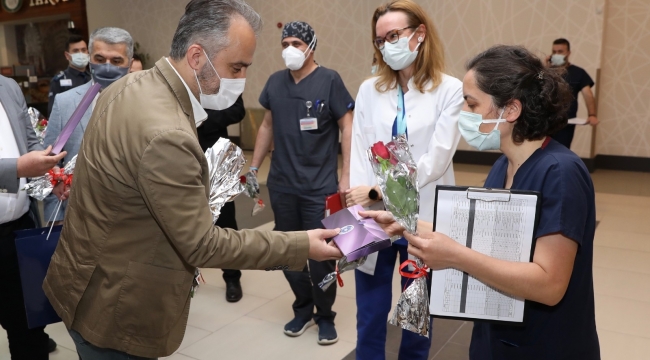 Başkan Aktaş'tan hemşirelere karanfilli kutlama