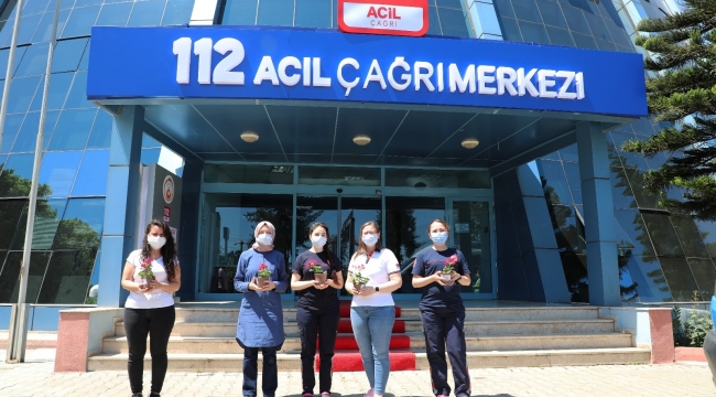 Başkan Böcek'ten, sağlık çalışanlarına Anneler Günü çiçeği
