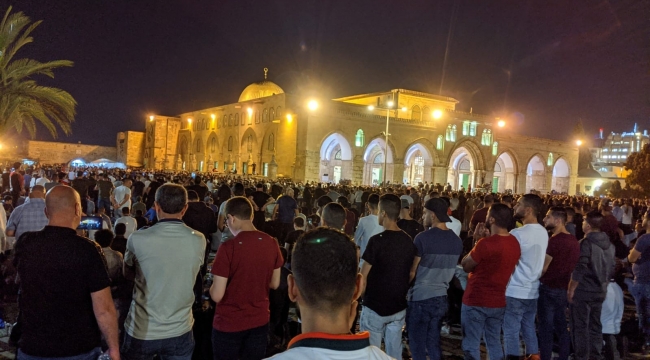 Binlerce Filistinli Kadir Gecesi'nde teravih namazı için Mescid-i Aksa'ya akın etti