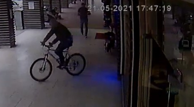 Bursa'da bisiklet hırsızı güvenlik kameralarına yakalandı