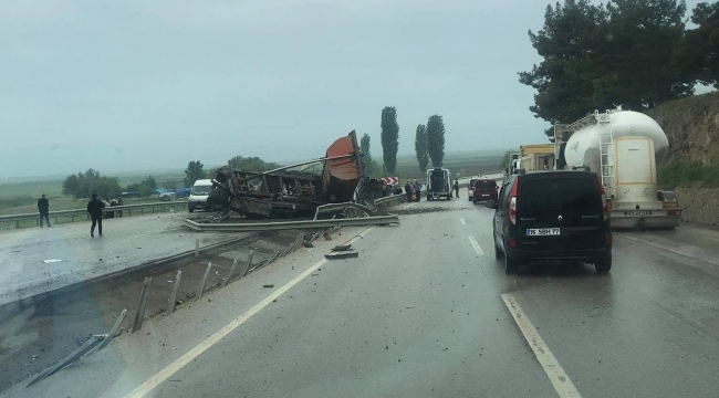 Bursa'da hafriyat yüklü tır devrildikten sonra 100 metre sürüklendi