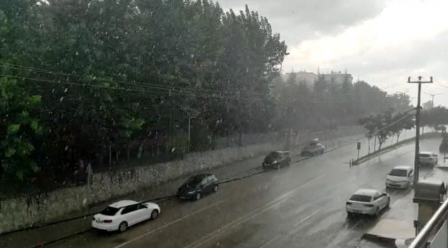 Bursa'ya ceviz büyüklüğünde dolu yağdı