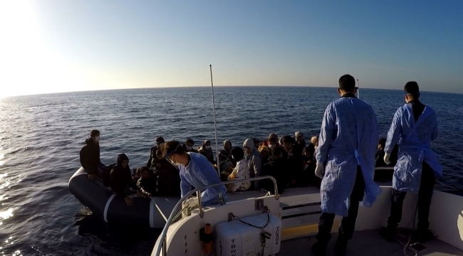 Çanakkale açıklarında 53 düzensiz göçmen kurtarıldı