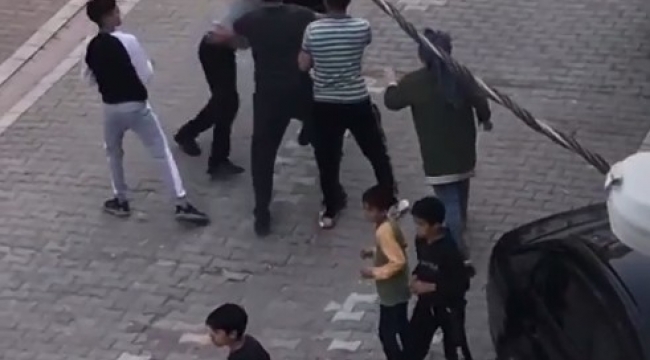 Çıkan kavgada çocuğu ile ağabeyini tekme tokat dövdüler: O anlar kameraya böyle yansıdı