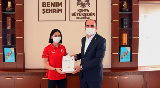 Cimnastikte Türkiye'nin gururu olan Elif Çolak Başkan Altay'la buluştu