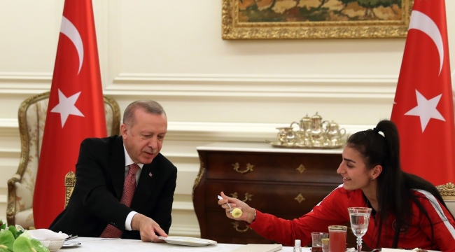 Cumhurbaşkanı Erdoğan, sporcularla iftar yaptı