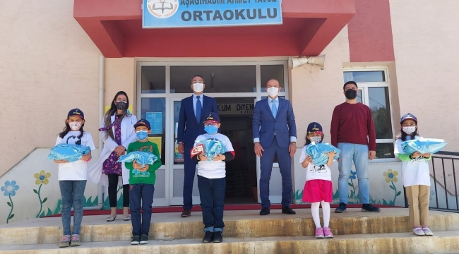 Deniz Kuvvetleri'nden minik öğrencilere hediye