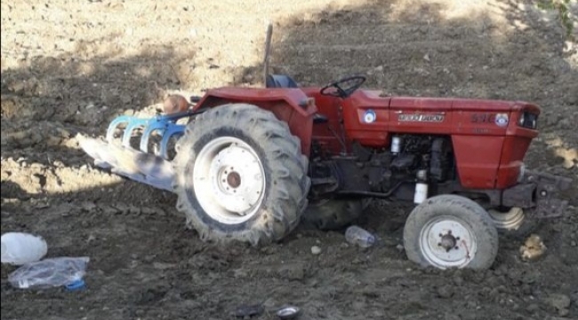 Devrilen traktörün altında sıkışan sürücüyü itfaiye kurtardı