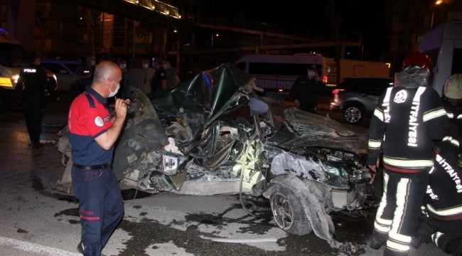 Direğe çarpıp minibüsün önüne düşen otomobilin 2'ye bölündüğü anlar kamerada