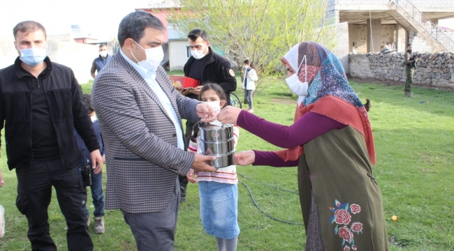 Diyadin'de "Çatkapı" projesiyle iftar yemekleri vatandaşların evlerine ulaştırılıyor