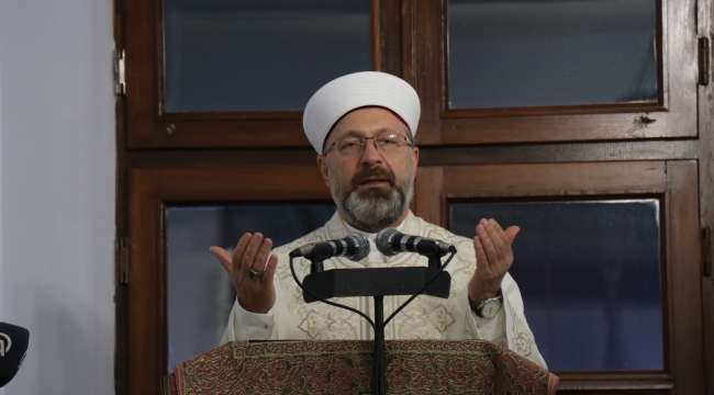 Diyanet İşleri Başkanı Erbaş, Kadir Gecesi'nde dualar okuyup namaz kıldırdı