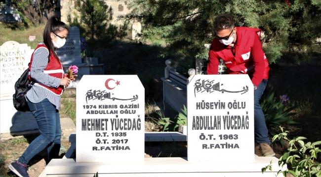 Elazığ'da 250 gönüllüden, mezarlıklarda vefa hizmeti