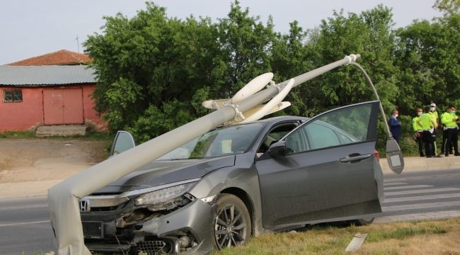 Elazığ'da otomobilin, çarptığı direk devrildi:1 yaralı