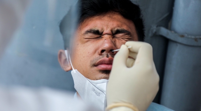 Endonezya'da Covid-19 test çubuklarının yıkanıp tekrar kullanıldığı ortaya çıktı