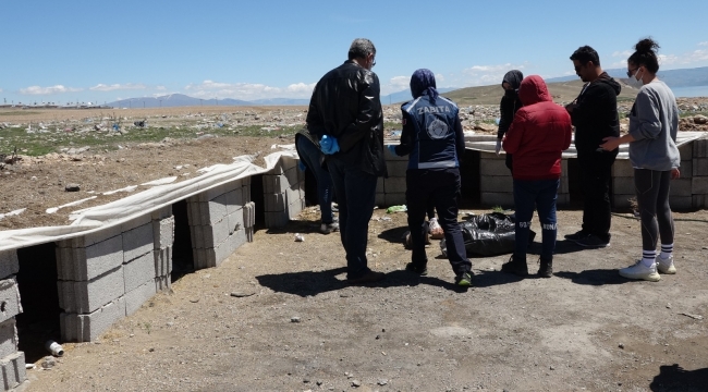 Erciş'te sokak hayvanları için alanlara mama ve su bırakıldı