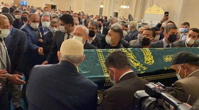 Eski Devlet Bakanı Erhan, Ağrı'da toprağa verildi
