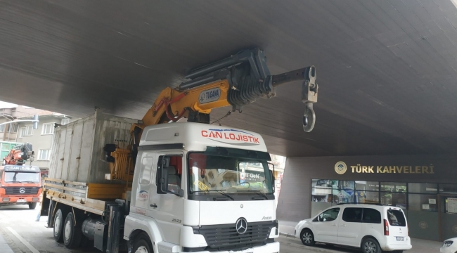 Eskişehir'de bir vinç köprünün altına sıkıştı
