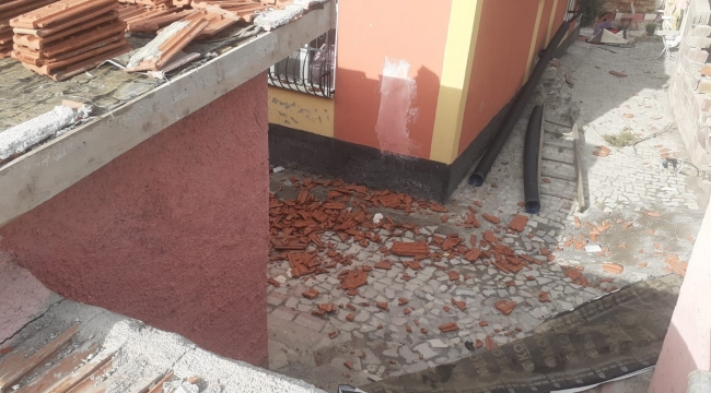 Fırtına çatıdaki kiremitleri savurdu