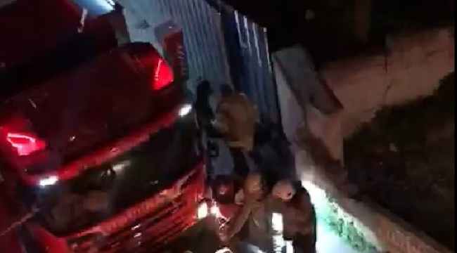Gaziosmanpaşa'da metruk bina alev alev yandı