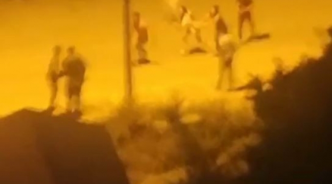 Gençlerin uçan tekmeli kavgasını çekti, sözleriyse pes dedirtti