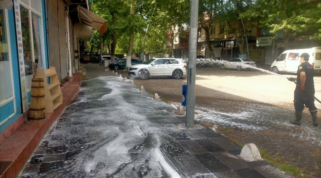 Gölbaşı Belediyesi yolları ve kaldırımları dezenfekte ediyor